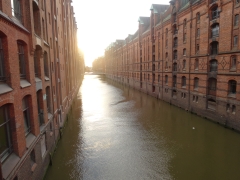 夕日の倉庫と運河